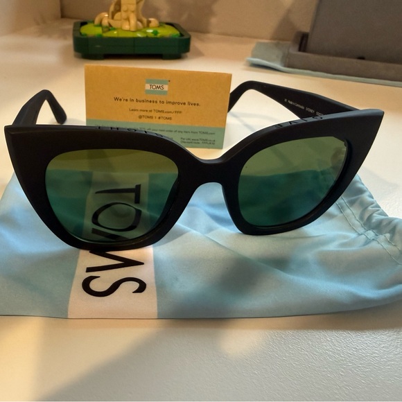 TOMS Dark Gray Cat-Eye Sunglasses NWT OS UV Protection - Picture 6 of 9